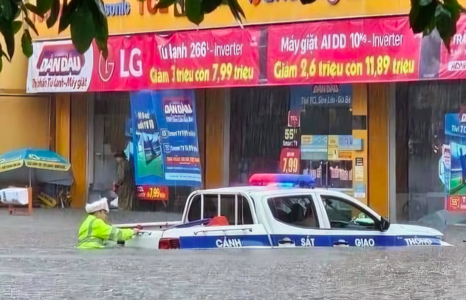 Mưa lớn gây ngập lụt tại khu vực phường Yên Thanh (TP Uông Bí)...