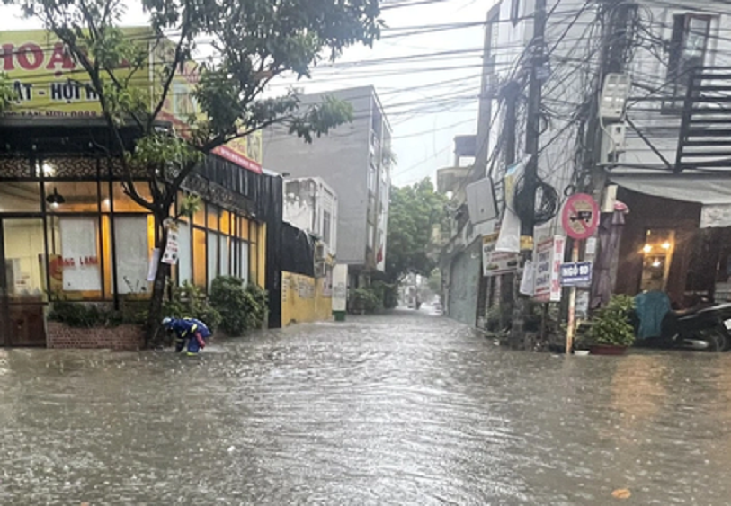 Mưa lớn khiến nhiều nơi tại Quảng Ninh và Hải Phòng ngập sâu trong nước