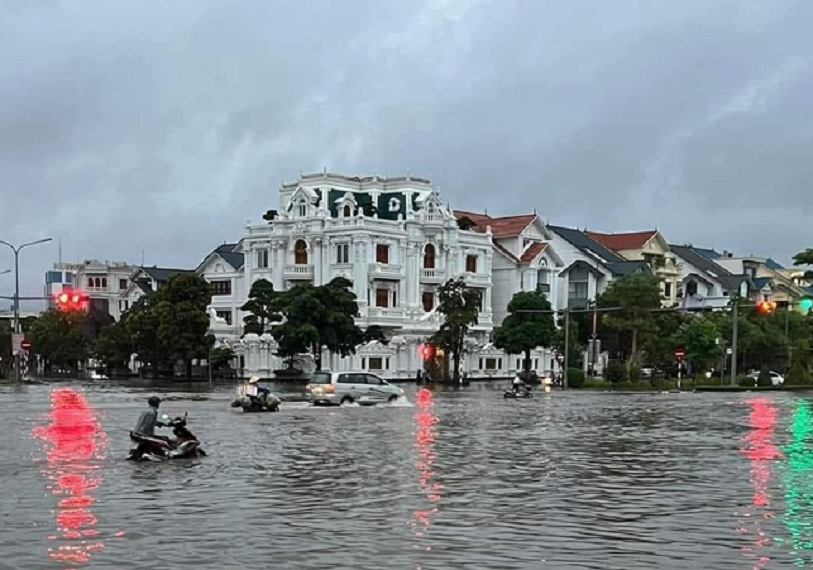 Mưa lớn khiến nhiều nơi tại Quảng Ninh và Hải Phòng ngập sâu trong nước