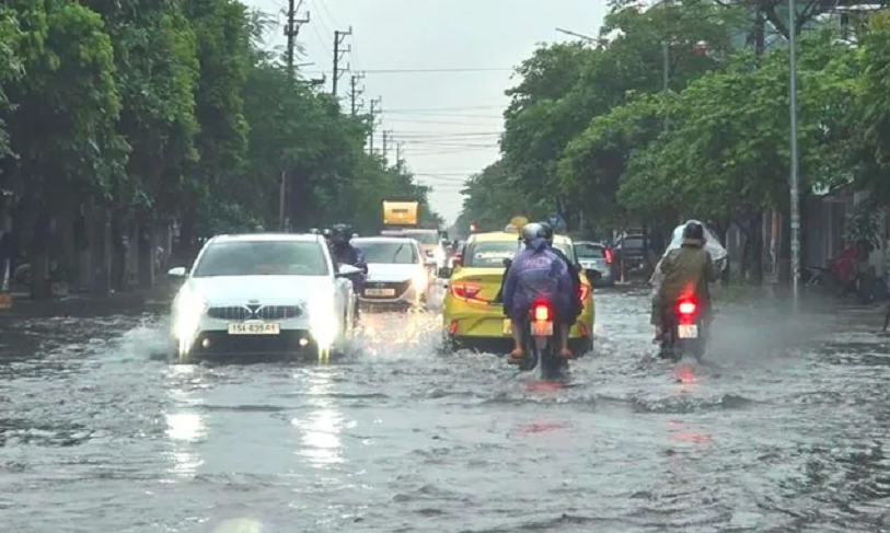 Mưa lớn khiến nhiều nơi tại Quảng Ninh và Hải Phòng ngập sâu trong nước, tiềm ẩn nguy cơ lũ quét
