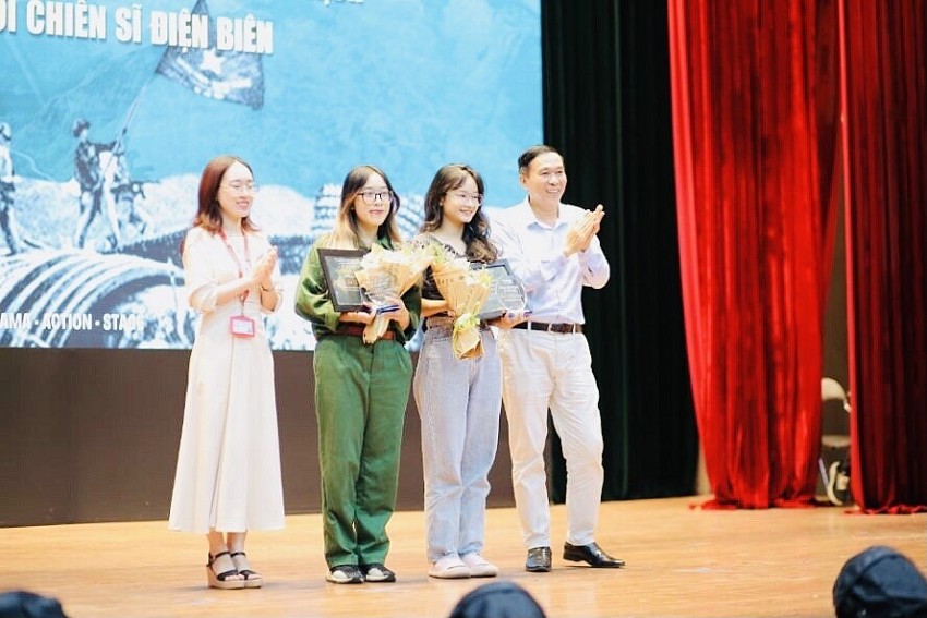 NSUT Đỗ Kỷ, thành viên BGK và đại diện BTC cuộc thi trao Giải Nhì, đội trường Đại học Y Hà Nội (tác phẩm: Tình Điện Biên) .