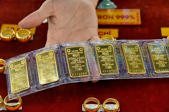 Vàng SJC được bán cho các cơ sở kinh doanh vàng bạc không có giấy phép với giá chênh lệch cao hơn so với Ngân hàng thương mại Nhà nước bán .