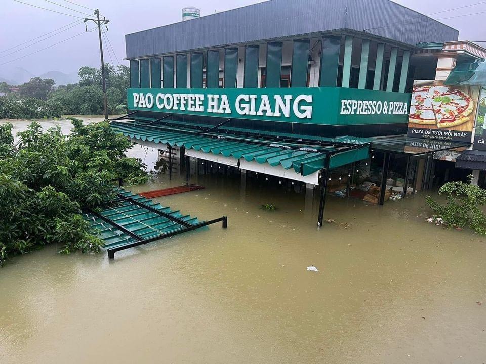 Chùm ảnh mưa lớn, nước dâng cao khiến nhiều nơi ở TP Hà Giang ngập trong biển nước
