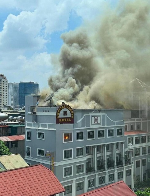 Hà Nội: Cháy ở tầng thượng khách sạn Capital Garden, cột khói bốc nghi ngút