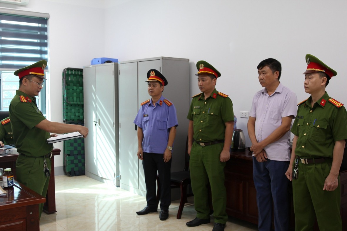 Cơ quan chức năng tống đạt quyết định khởi tố bị can đối với Nguyễn Trường Thi -  Ảnh Công an Nghệ An.