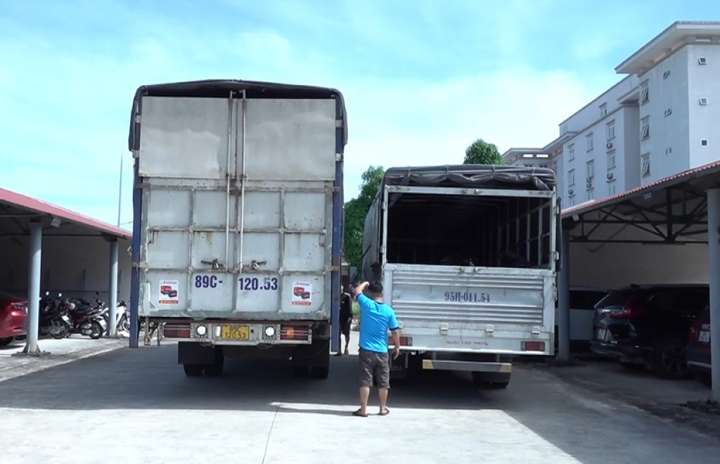 Hai ô tô tải dùng để vận chuyển xe máy trộm cắp -  Ảnh Công an Nghệ An.