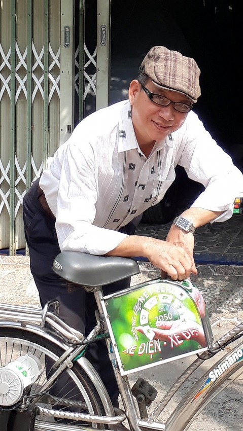 Ông Nguyễn Công Trinh, hàng ngày đến công sở bằng chiếc xe tự chế của mình.