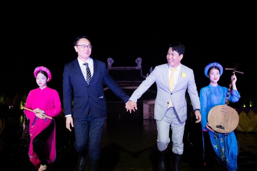 Chủ tịch An Việt Group và CEO The Bagel cùng nhau đi lên sân khấu.