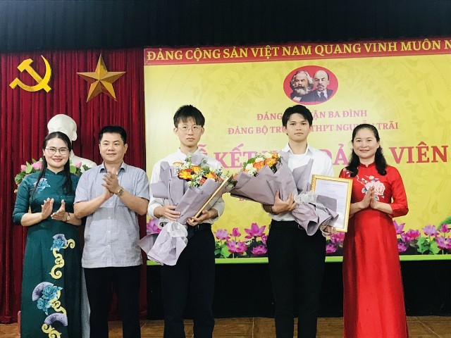 Trường THPT Nguyễn Trãi tổ chức Lễ kết nạp Đảng viên cho hai học sinh ưu tú lớp 12