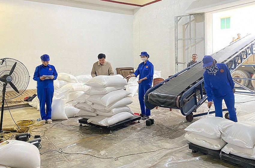 Chính phủ, các Bộ, ngành, địa phương đã hỗ trợ cho người dân gần 21,3 nghìn tấn gạo hỗ trợ cho người dân. (Ảnh: Thời báo Tài chính Việt Nam).