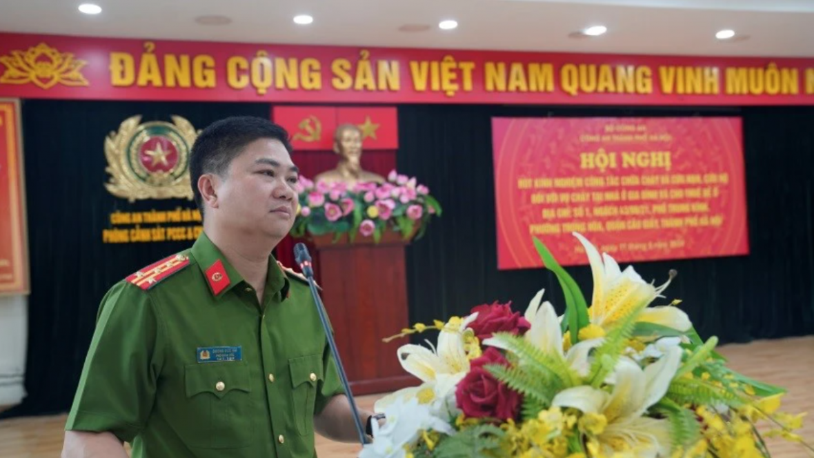 Đại tá Dương Đức Hải - Phó Giám đốc Công an TP.Hà Nội chủ trì hội nghị rút kinh nghiệm vụ cháy tại phố Trung Kính khiến 14 người tử vong. Ảnh: CAHN