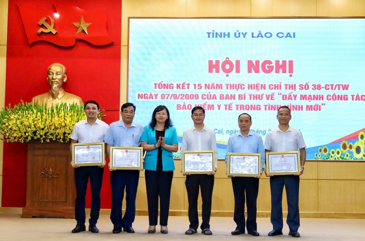 Tập thể và cá nhân nhận Bằng khen của Chủ tịch UBND tỉnh Lào Cai và Tổng Giám đốc BHXH Việt Nam.
