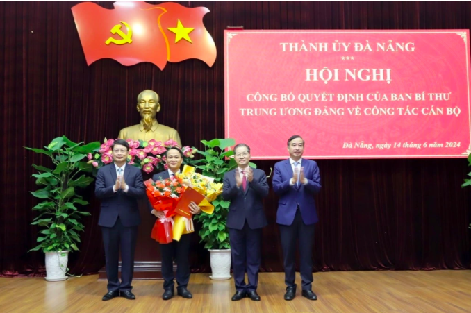Lãnh đạo thành phố Đà Nẵng chúc mừng ông Nguyễn Đình Vĩnh (thứ hai từ trái sang) được chuẩn y chức Phó Bí thư Thành ủy Đà Nẵng.