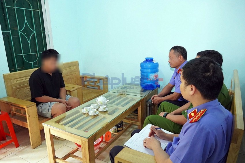 Triệu tập người chồng hành hung vợ gây xôn xao dư luận ở Hà Giang