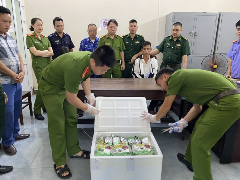 Lực lượng chức năng thu giữ 30 kg ma túy đá - Ảnh Công an Hà Tĩnh.