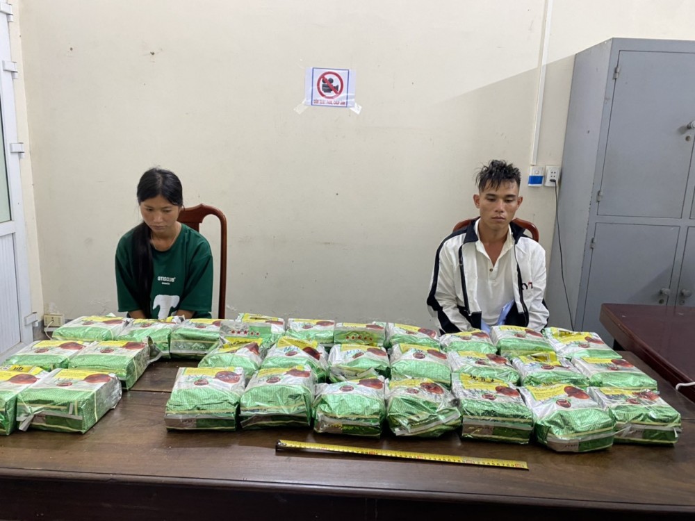 Hà Tĩnh: Bắt 2 vợ chồng vận chuyển 30 kg ma túy đá