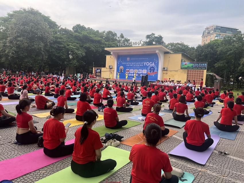 Hơn 2.000 người tham gia đồng diễn chào mừng Ngày quốc tế Yoga.