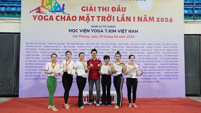 Cô giáo Vương Hạnh là 1 trong 6 người giành chiến thắng trong giải thi đấu Yoga chào mặt trởi lần thứ 1 năm 2024.