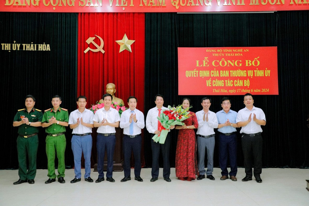 Tập thể Ban Thường vụ Thị ủy Thái Hòa tặng hoa chúc mừng tân Bí thư Thị ủy.