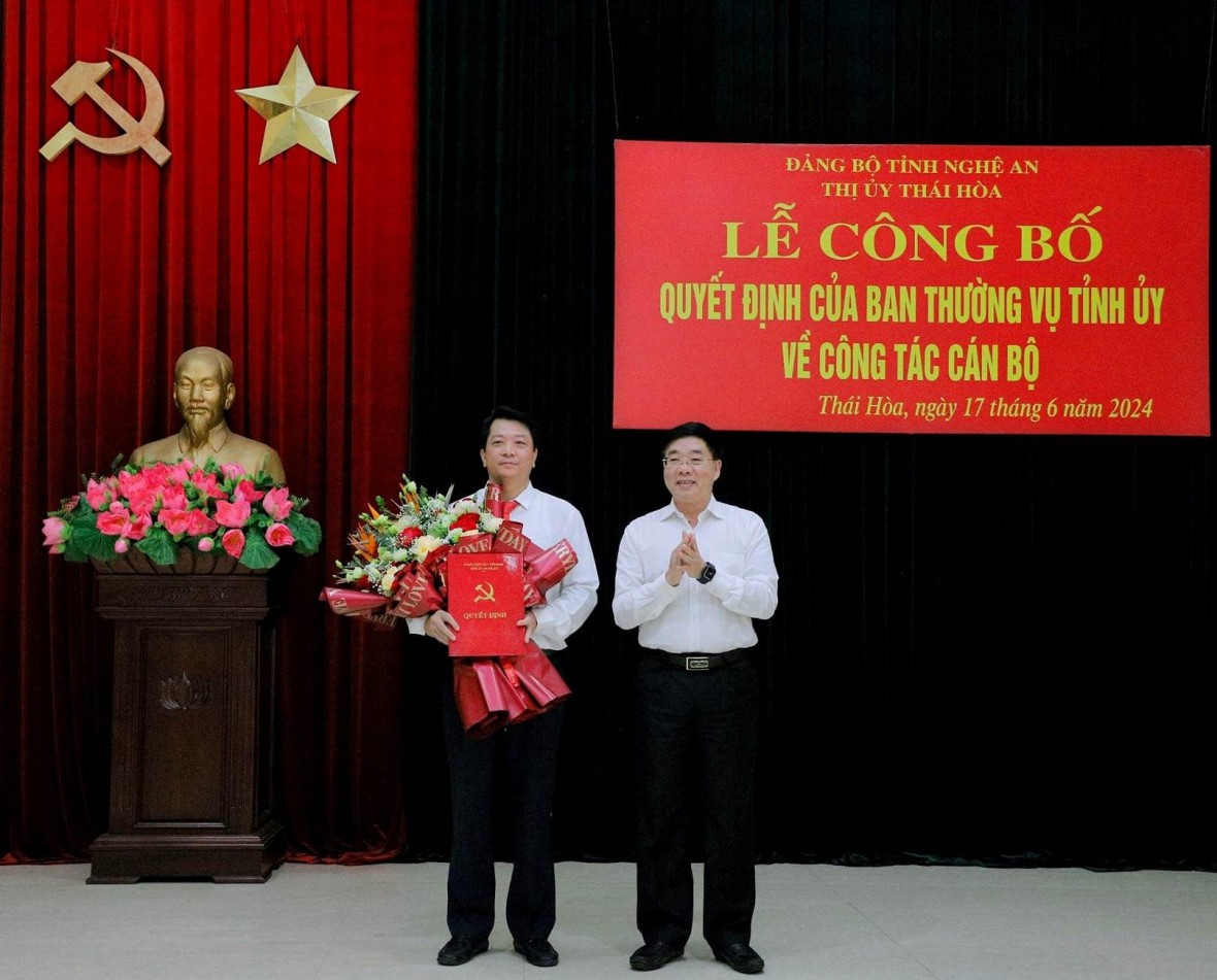 Phó Bí thư Thường trực Tỉnh ủy Nghệ An trao Quyết định chuẩn y của Ban Thường vụ Tỉnh ủy cho ông Chu Anh Tuấn.