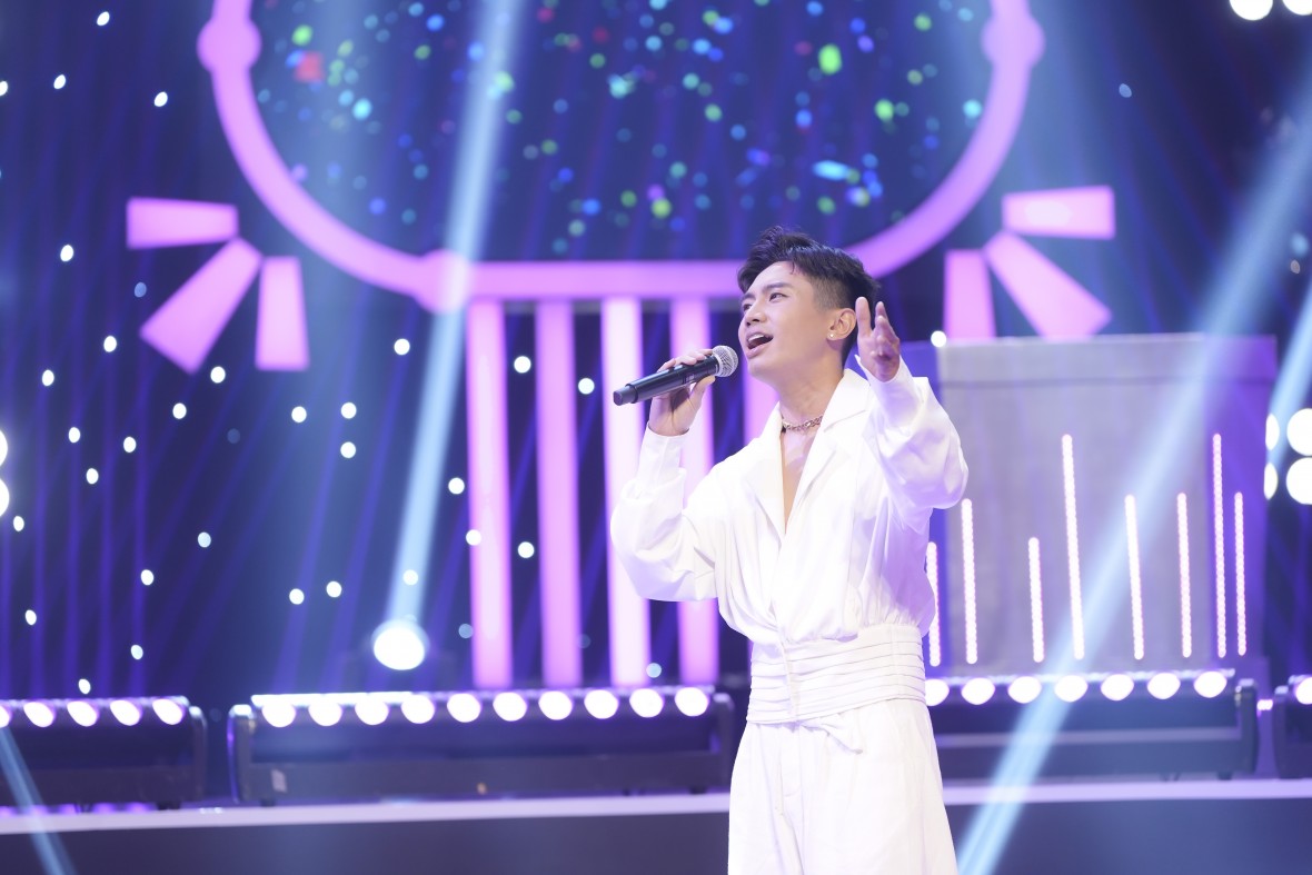 Ca sĩ trẻ Hiếu Minh gây ấn tượng tại Sàn chiến Giọng hát