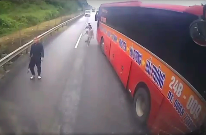 Triệu tập 3 người chặn xe tải đánh tài xế trên cao tốc Nội Bài - Lào Cai