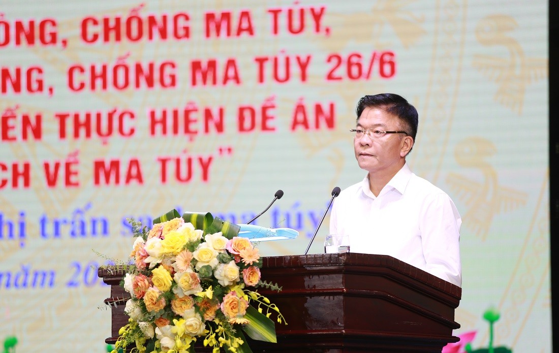 Ông Lê Thành Long, Ủy viên Ban Chấp hành Trung ương Đảng, Phó Thủ tướng Chính phủ, Chủ tịch Ủy ban quốc gia phòng, chống AIDS và phòng, chống tệ nạn ma túy, mại dâm phát biểu chỉ đạo tại Lễ mít tinh - Ảnh Công an Nghệ An.