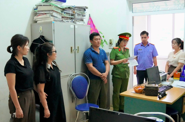 Lực lượng chức năng đọc lệnh khởi tố các đối tượng tại Trung tâm Giáo dục nghề nghiệp, giáo dục thường xuyên huyện Cao Phong. Ảnh: Công an tỉnh Hòa Bình.