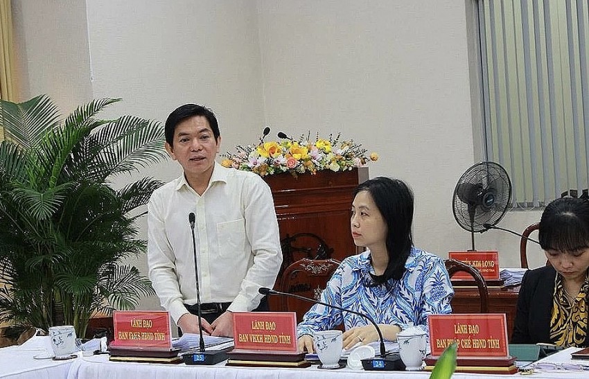 Trưởng ban Tài chính- Ngân sách HĐND tỉnh Nguyễn Kim Phước góp ý cho các dự thảo.
