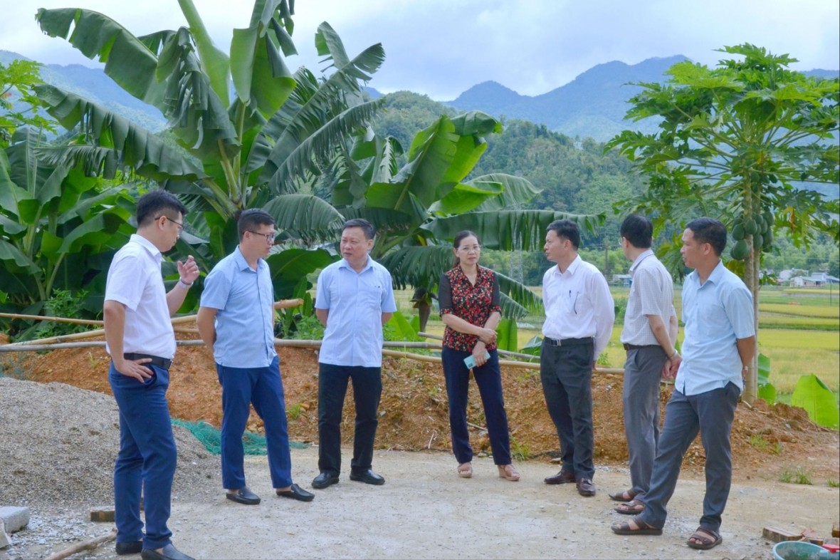 Tổ công tác nắm tình hình xây dựng nông thôn mới tại xã Lục Bình, huyện Bạch Thông.  (Ảnh: Báo Bắc Kạn).