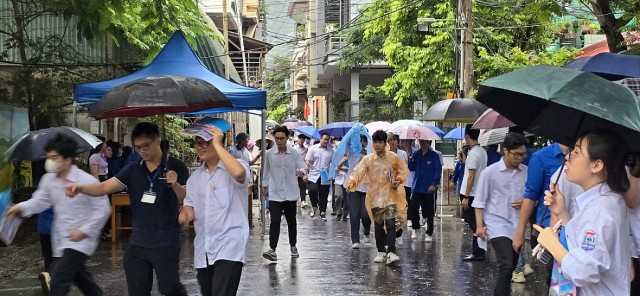 Quảng Ninh: Thí sính “đội mưa” bước vào ngày cuối thi tốt nghiệp THPT năm 2024