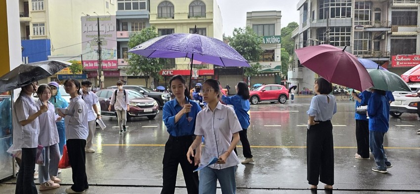 Quảng Ninh: Thí sinh “đội mưa” bước vào ngày cuối thi tốt nghiệp THPT năm 2024