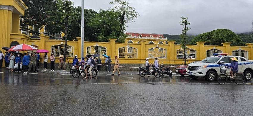 Quảng Ninh: Thí sinh “đội mưa” bước vào ngày cuối thi tốt nghiệp THPT năm 2024