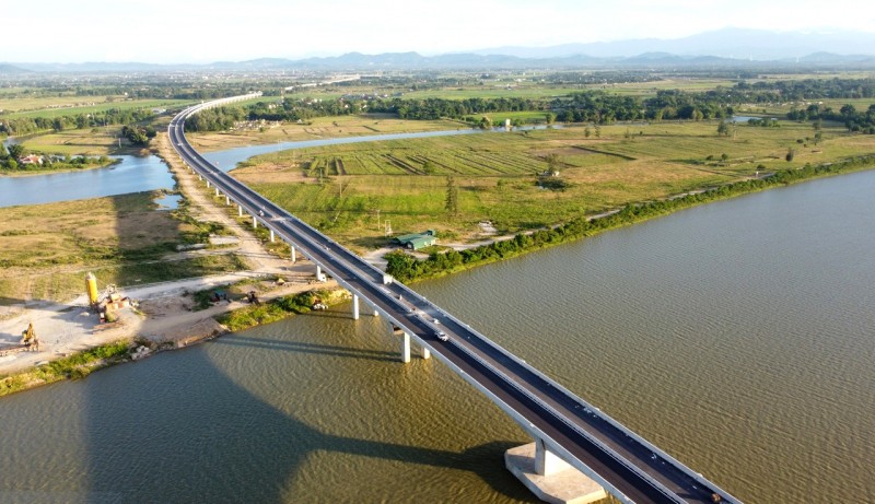 Cầu Hưng Đức vượt sông Lam nối hai tỉnh Nghệ An và Hà Tĩnh.