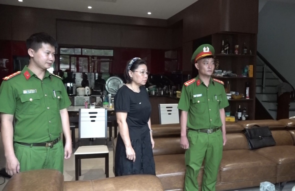 Tống đạt Quyết định khởi tố đối tượng Nguyễn Thị Lam - Ảnh Công an Nghệ An.