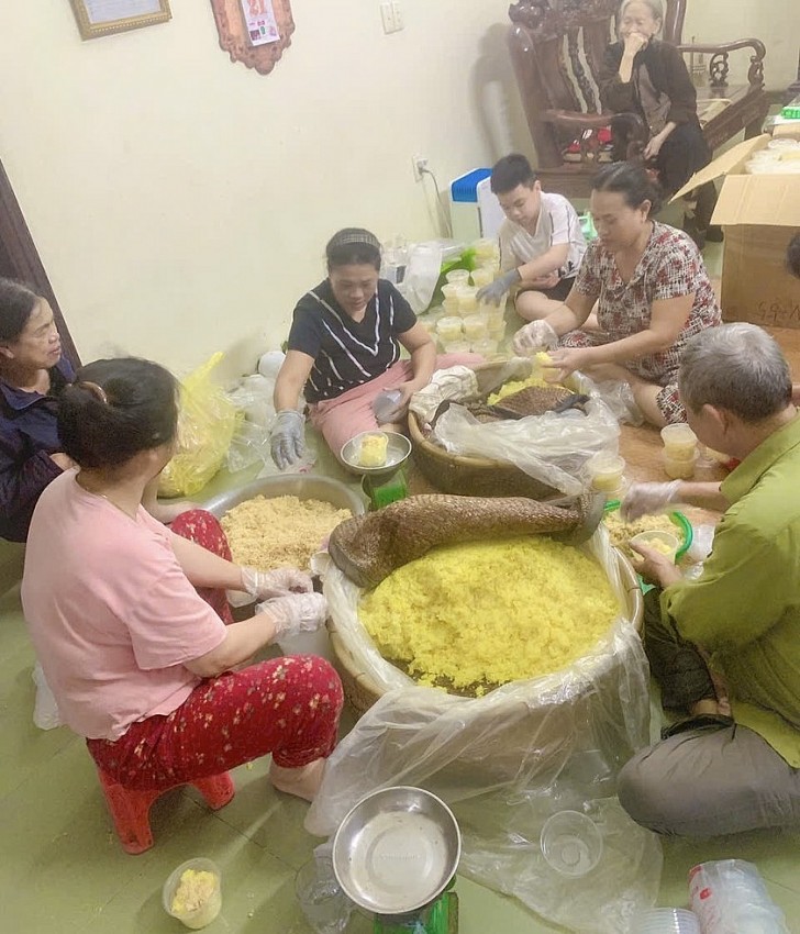 Gánh xôi thơm ngon của làng nghề Phú Thượng được nhiều thế hệ gìn giữ. (Ảnh gia đình chị Huyền Trang - nguồn: NVCC)