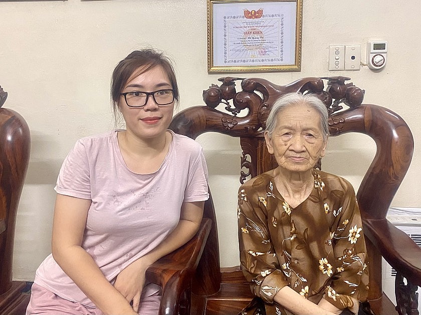 Bà Xíu và chị Huyền Trang cũng như nhiều người dân Phú Thượng luôn tự hào và mong muốn món xôi thơm ngon sẽ vươn xa. (Ảnh: PV)