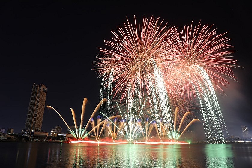 Đội Joho Pyro Professional Fireworks AB đến từ Phần Lan đã “đốt cháy” đêm Đà Nẵng bằng một màn trình diễn pháo hoa xuất chúng từ 10.000 bông pháo hoa đủ loại sắc màu với các hiệu ứng biến ảo liên tục.