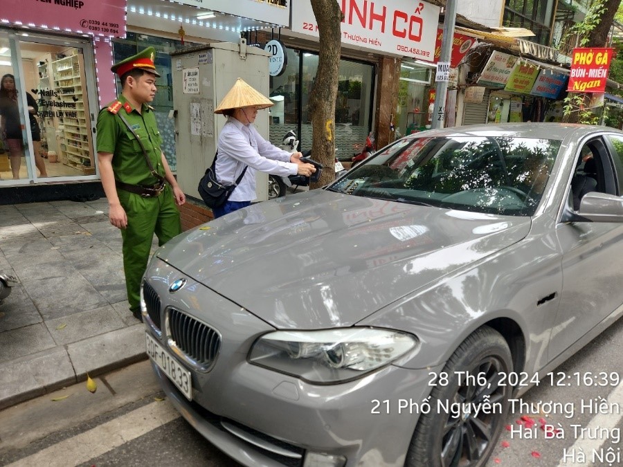 Công an Hà Nội phối hợp triển khai thí điểm việc thu phí đỗ xe không dùng tiền mặt