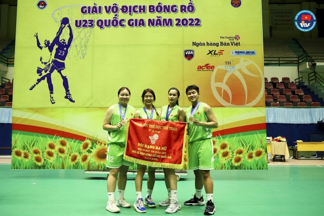 Quỹ phát triển tài năng Việt trao học bổng cho VĐV bóng rổ