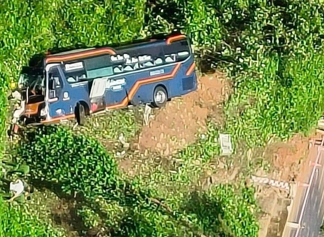 Đắk Nông: Xe khách bất ngờ lao xuống vực trên quốc lộ 28, nhiều người bị thương