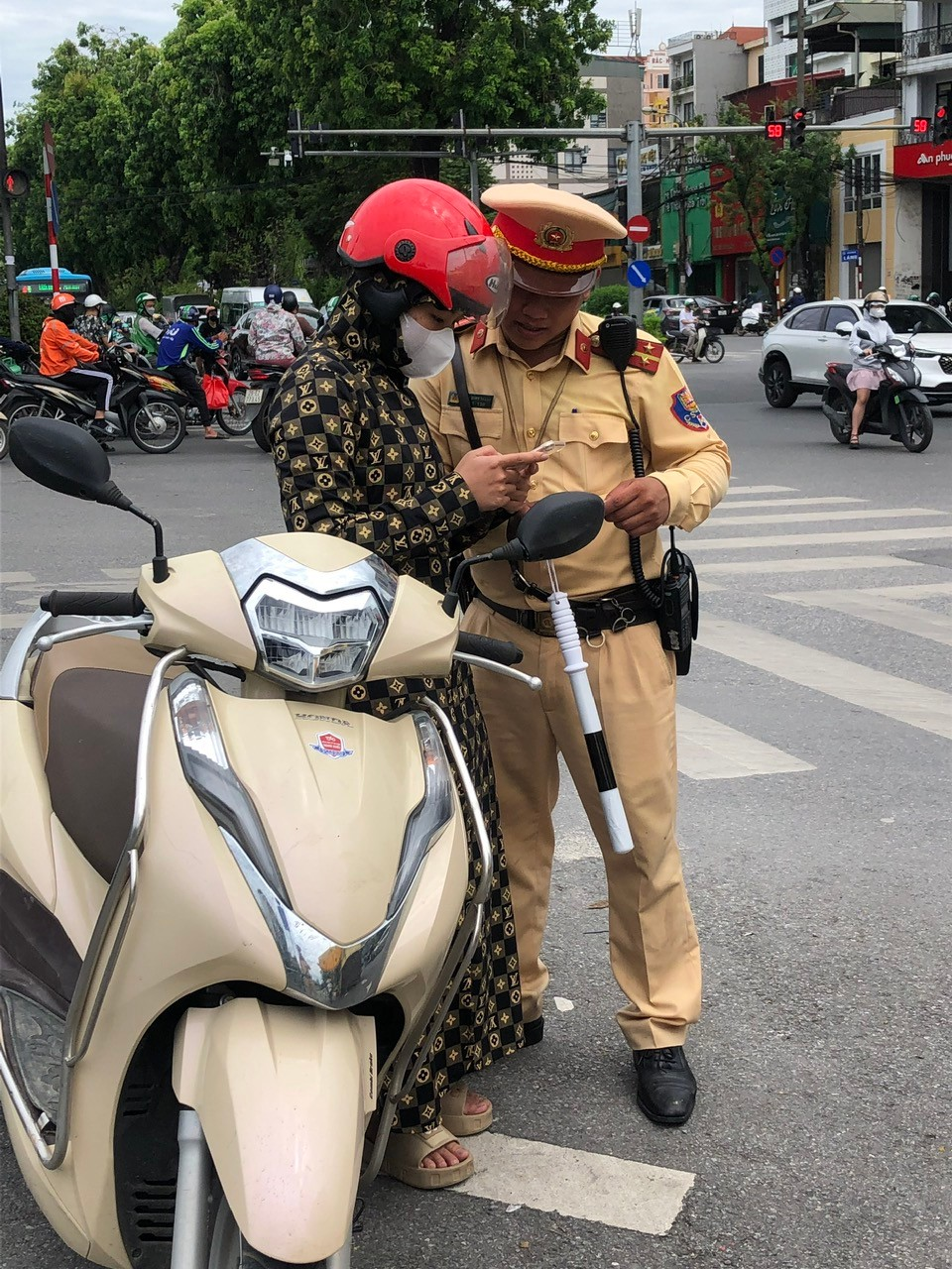 Hà Nội: Nữ tài xế đầu tiên bị tạm giữ giấy phép lái xe tích hợp trên VNeID