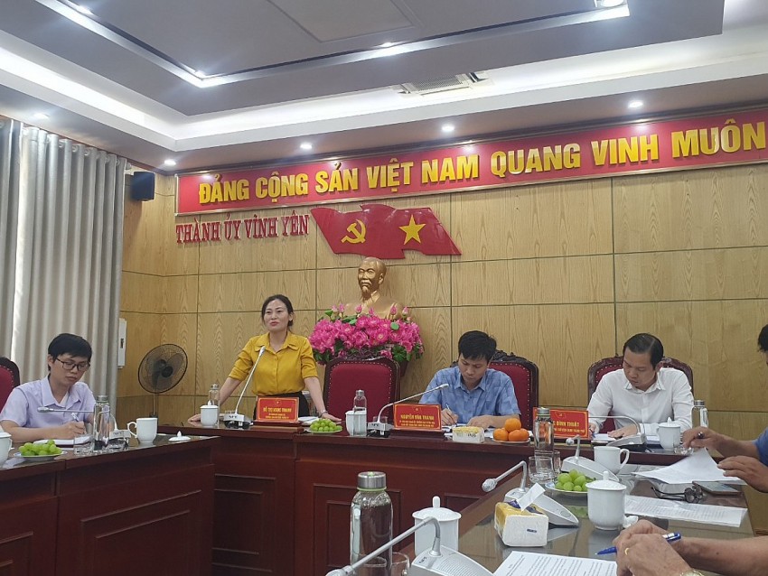 Bà Trưởng ban Dân vận Thành uỷ Vĩnh Yên trả lời một số thông tin liên quan đến kỳ thi đánh giá năng lực học sinh lớp 6 tại hội nghị.