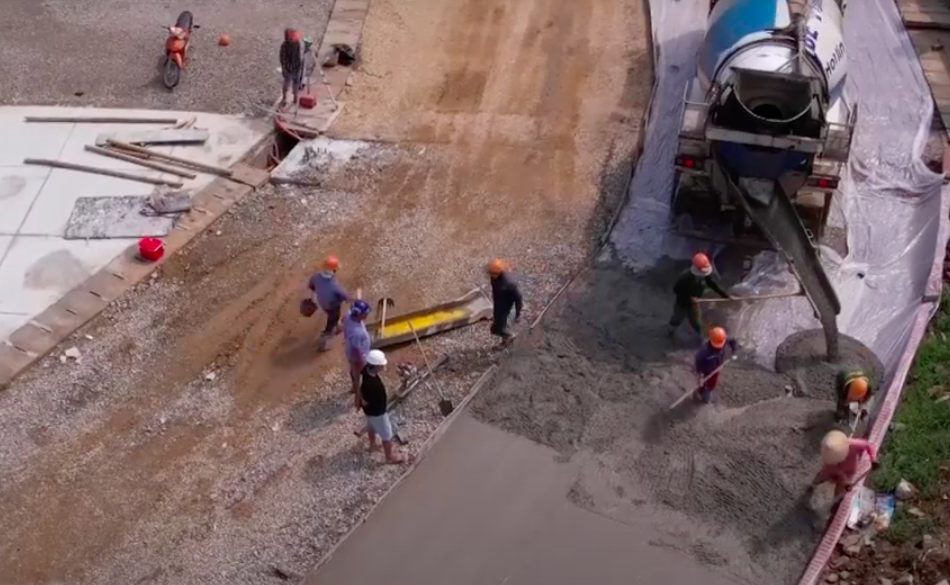 Công nhân đang tiến hành đổ bê tông đường đi dự án dự án Cải tạo, sửa chữa các cơ sở vật chất văn hóa, thể thao đáp ứng tiêu chí huyện Nông thôn mới nâng cao, huyện Yên Định.