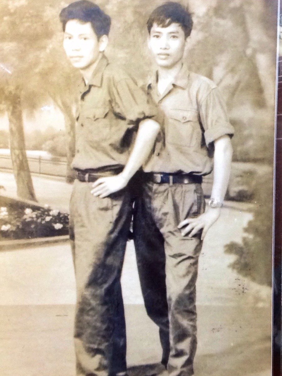 Bức ảnh lưu niệm chụp tác giả và đồng chí Nguyễn Quốc Tạo (bên trái) trên đường phố Sài Gòn lúc mới giải phóng năm 1975. Liệt sĩ Nguyễn Quốc Tạo hi sinh tại chiến trường Campuchia năm 1979.