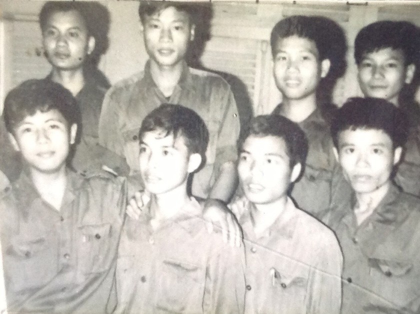 Một bức ảnh chụp tác giả cùng những người đồng đội của mình khi đất nước mới giải phóng.