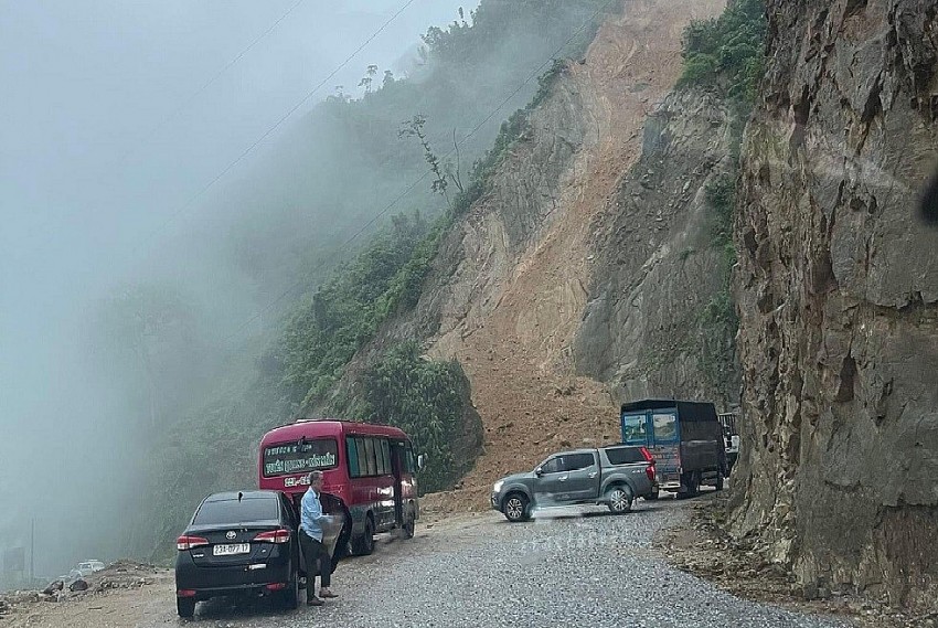 Đoạn Km2 đường từ xã Tân Quang (huyện Bắc Quang) đi huyện Hoàng Su Phì bị sạt lở, các phương tiện không thể lưu thông.