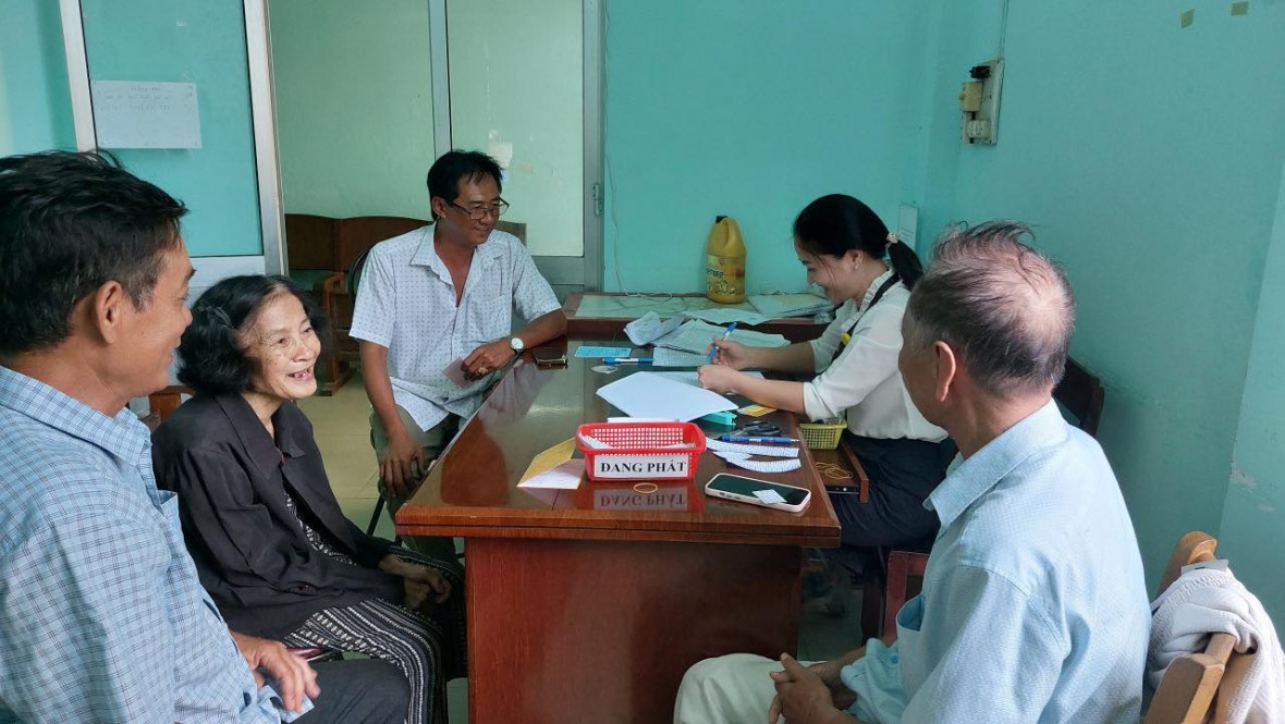 Người dân nhận lương hưu tháng 7/2024 tại Điểm chi trả phường Vĩnh Lạc, TP Rạch Giá, tỉnh Kiên Giang