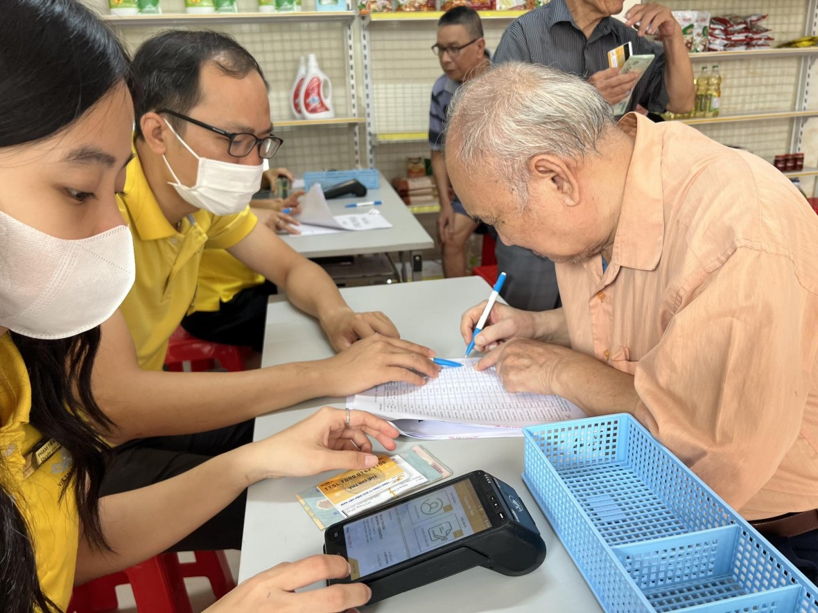 Người dân phường Vĩnh Trại, tp Lạng Sơn nhận lương hưu được tăng mới sáng ngày 2/7 tại điểm chi trả bưu cục trung tâm, Bưu điện thành phố Lạng Sơn.