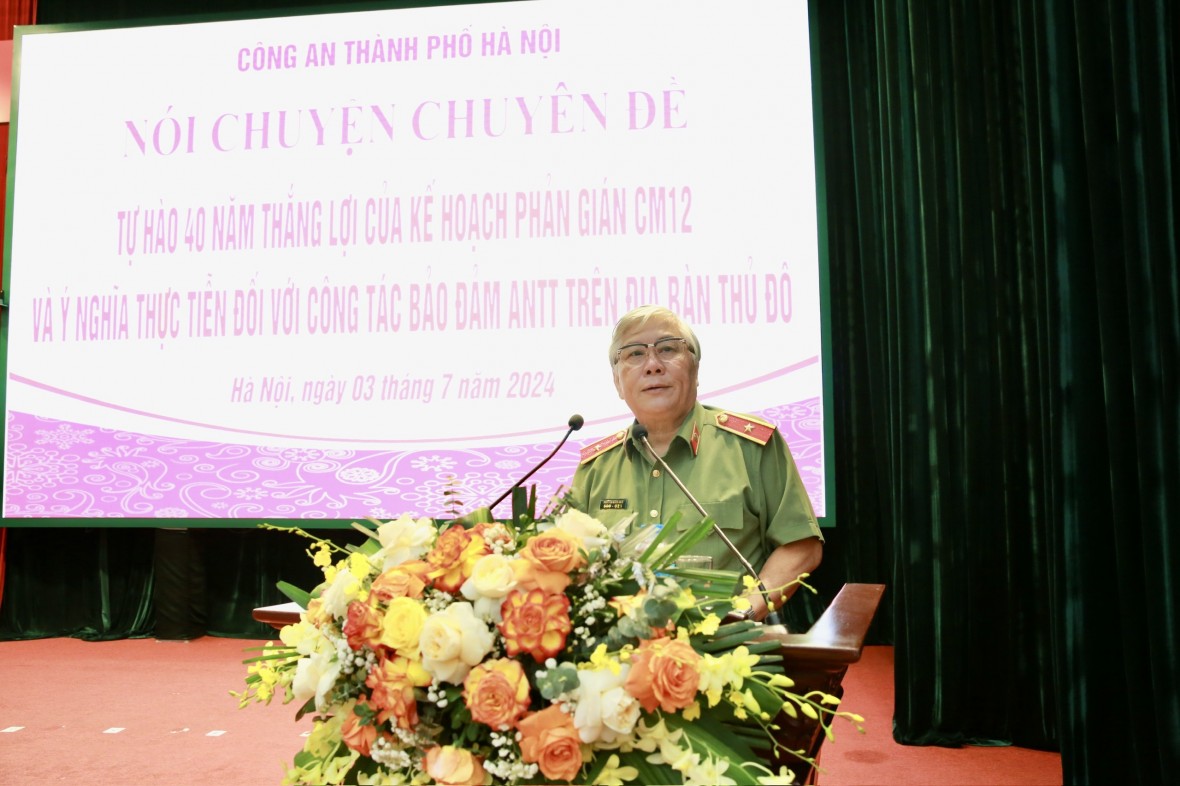 Thiếu tướng, PGS.TS Nguyễn Bình Ban truyền đạt nội dung chính của Kế hoạch chuyên án CM12.